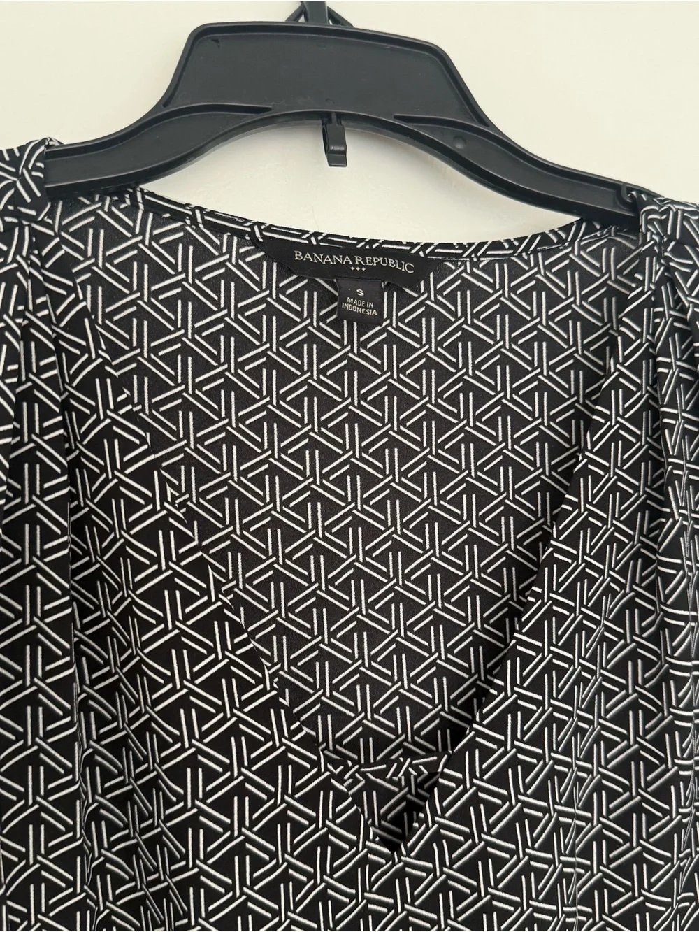 Sleeveless Black & White Geometric V-Neck Top